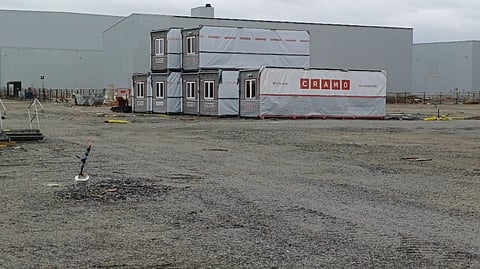 Minst 160 byggnadsmoduler står uppradade på fabriksområdet, enligt kommunens tillsynsrapport.