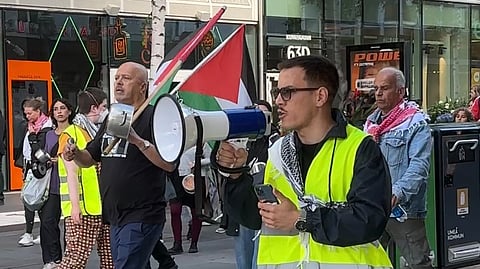 De båda männen (i bakgrunden) som poserade framför de hängda judedockorna för en månad sedan deltog i demonstrationen den 16 augusti på Rådhustorget i Umeå.