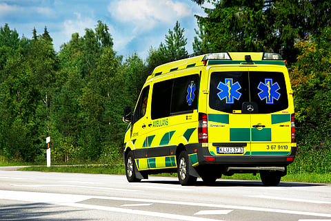 Kvinna förd till sjukhus - blev påkörd av spårvagn 