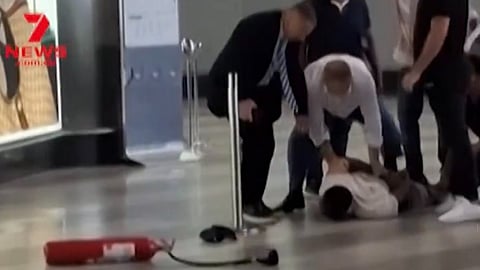 Människor på flygplatsen övermannade mannen, som är en migrant från Mali.