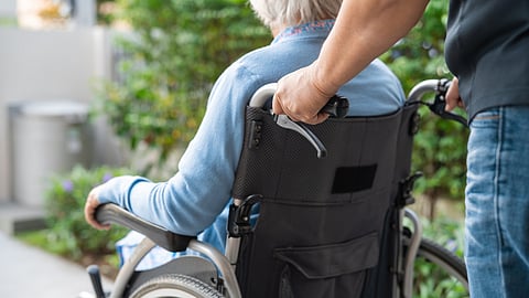 Språkbrist hotar äldreomsorgen: 
"Svensktalande flyr när den blir integrationsverktyg"