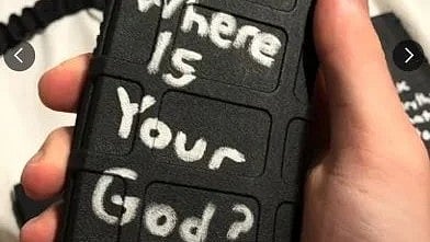 I sociala medier delas bilder som uppges vara från videor från den misstänkta skytten Robin Westman. "Var är din Gud?" står skrivet på engelska.