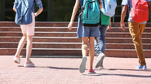 Före detta skolanställd åtalas för sexualbrott mot lågstadiebarn