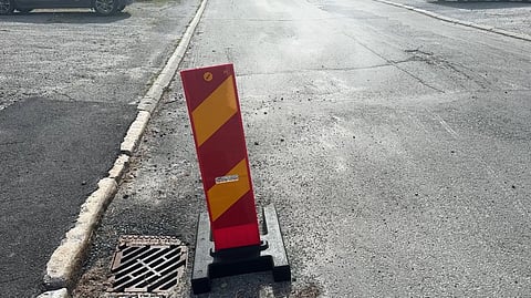 Den rykande och illaluktande vägbrunnen i Skellefteå har varit aktiv i två veckor enligt boende.