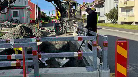 Ola Petterson, projektledare för fjärrvärme hos Skellefteå Kraft, är på plats vid läckan.