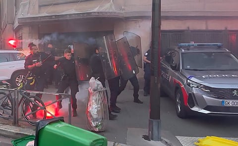 Frankrike i kaos – våldsamma protester mot Macron