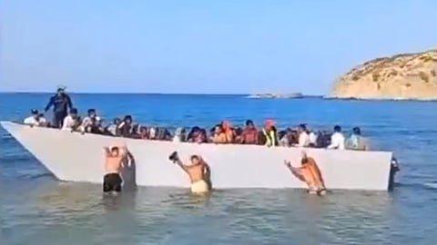 Video: Här skickas illegala migranterna till sjöss igen – försökte ta sig till grekisk lyxö