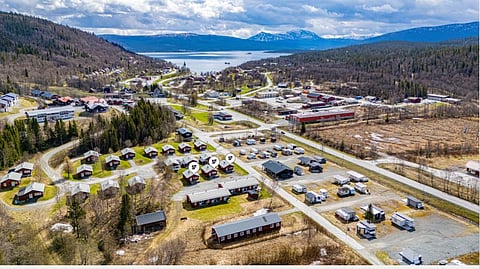 Tre stugor är ute i samma område för närmare 3,9 miljoner. Fyra av de nu sålda stugorna ligger mittemot på andra sidan vägen.