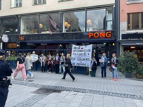 Kraftiga reaktioner efter propalestinsk protest vid judisk skola i Stockholm: ”Känner bara avsky”