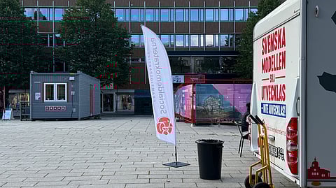Socialdemokraternas kampanjvagn på Guldtorget i Skellefteå har flyttats längre och längre bort från röstlokalen.