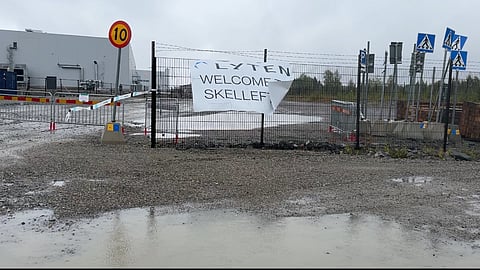 Lytens skylt är borttagen när Riks besöker den tidigare Northvolt-fabriken i Skellefteå.
