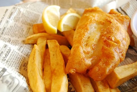 Migrant hotade man med biljardkö – uteblev från rättegång för att äta fish and chips