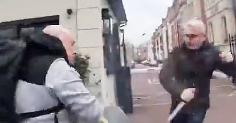 Video visar Kadri hugga mot Coskun med stor kniv.