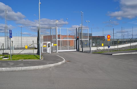 Socialdemokraterna säger ja till att placera dömda svenskar utomlands och förslaget kan därmed röstas igenom i riksdagen. Bilden från Kriminalvårdens anstalt i Saltvik, Härnösand.