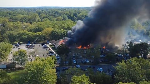 Mormonkyrkan i Grand Blanc står i lågor efter attentatet.