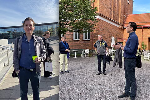T v – Arkitekturupprorets grundare Michael Diamant vid Uppsala järnvägsstation. Bakom honom cykelparkeringshuset som byggdes 2019. Det kostade nästan 50 miljoner kronor att bygga, är underutnyttjat och ska rivas inom några år.
T h - Michael Diamant under rundvandring, här på en innergård i det populära 1920-talsområdet Fålhagen i centrala Uppsala förklarandes varför klassisk arkitektur som denna tilltalar oss människor.