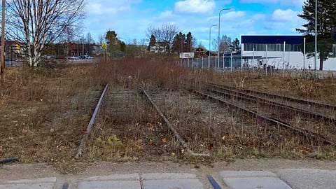 Vy från den helt nedlagda delen (Furuvik-Bollnäs) av järnvägen Orsa-Bollnäs. Trafikverket påbörjar nu en process för att utreda möjlighterna att rusta och öppna järnvägen för trafik igen.