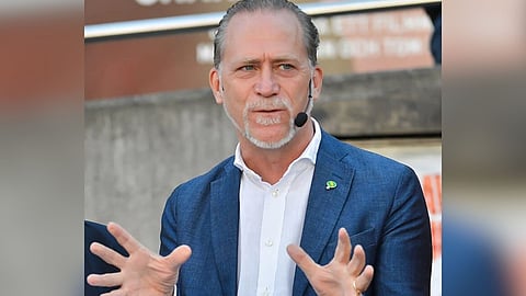 Miljöpartiet vill höja bensinpriset – kräver ministerposter efter valet