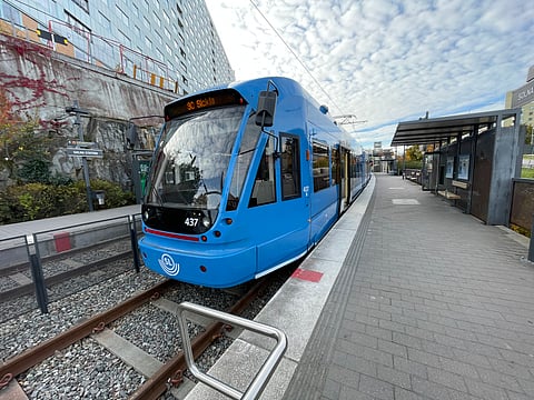 Ett av de drabbade CAF-spårvagnstågen, här på Tvärbanans ändstation Solna station.