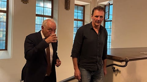 Micke Leijnegard med sin försvarsadvokat Johan Eriksson.