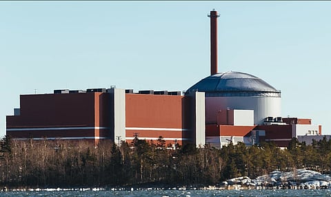 Kärnkraftverket Olkiluoto i sydvästra Finland, sett från Östersjön.