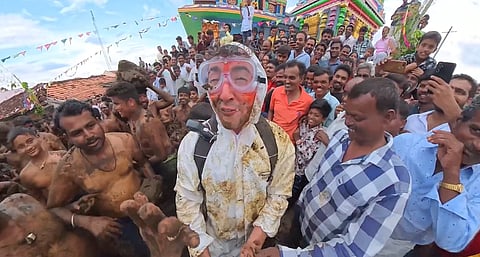 Unika bilder från indisk "bajsfestival" – journalisten möts av hatstorm: "Vår gud är född från kodynga"