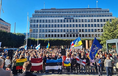 Bild från en tidigare måndagsdemonstration för Ukraina på Norrmalmstorg i Stockholms innerstad.