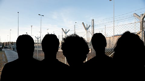 Kriminalvårdare och gängkriminella häktade efter razzia mot anstalt