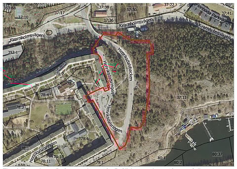 Den röda linjen markerar det område på Sicklahalvön där bostäder ska byggas. Skogsområdet Trolldalen syns till höger i bild.