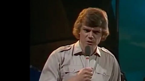 Jonas Hallberg blev först känd som programledare för "Måndagsbörsen" på SVT.