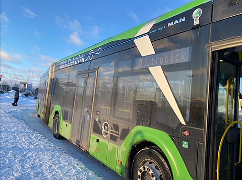 Här står den eldrivna ledbussen (av modellen MAN Lions City 18E) på en ändhållplats i Uppsala i väntan på att köras tillbaka till operatören Gamla Uppsala Buss depå för laddning.