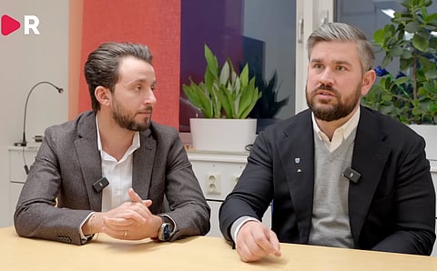 Sverigedemokraternas ordförande i Upplands Väsby, Samuel Stephan (t.v) och Oskar Weinmar (M), oppositionsråd som tog initiativ till att deras politikerkollega Andrea Möllerberg i lokala partiet Väsbys Bästa granskas för sitt agerande då företaget hon är delägare i sökt bidrag i den nämnd hon är ordförande för.