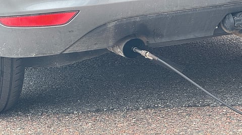 Avgasmätning (partikelmätning) vid en kontrollbesiktningsstation.