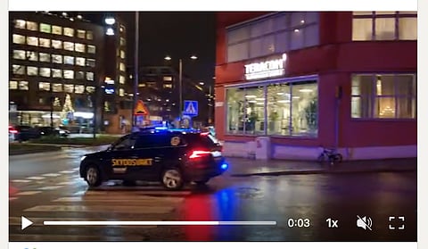 Här rycker statliga Teracoms egen blåljusförsedda bil ut för att gripa och hämta in den utländska medborgare som ertappats med att fotografera Teracoms två kommunikationsmaster i östra Stockholm - Nackamasterna.