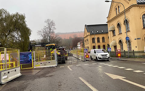 Munkgatan i centrala Uppsala är avstängd i flera år för allmän trafik på grund av bygget av spårväg. Fyra av stadens busslinjer har därför dragits om och en rad hållplatser dragits in och busstidtabellen gjorts om. Som ett resultat har förseningarna i busstrafiken ökat.
