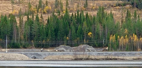 En av järnvägssträckorna där bortspolad banvall orsakade tågurspårning vid skyfallen i september. På bilden, från norra stambanan vid Skorped väster om Örnsköldsvik, syns en sträcka av banvallen som fått återställas efter skyfallen den 6 och 7 september.