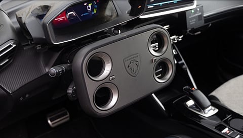 De fyra hålen i Peugeots nya ratt rymmer en rad funktioner.