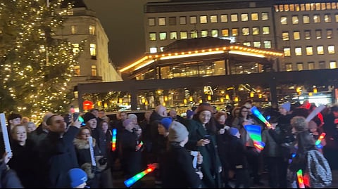 Många samlades på Norrmalmstorg på tisdagskvällen.