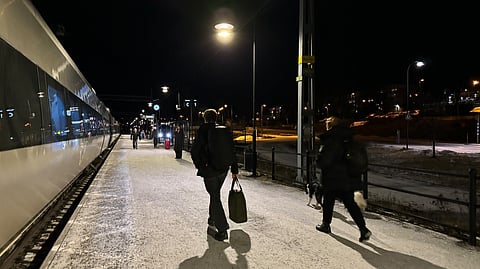 Två tåg med destination Umeå står nu fast i Timrå.