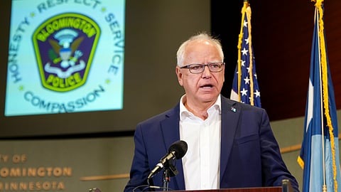 Minnesotas guvernör Tim Walz (Demokraterna) kallar granskningen av bidragshärvan för ett exempel på "vit överhöghet"