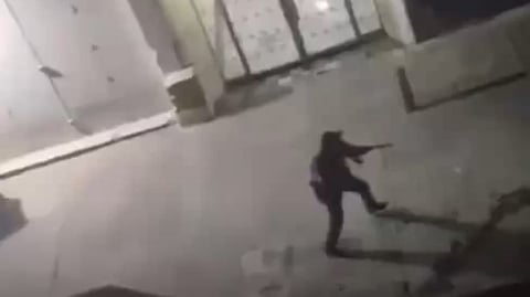 Beväpnade personer och skottlossning pågår vid presidentpalatset i Caracas.