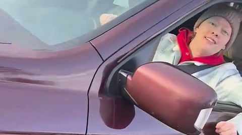 Den kvinnliga föraren filmas av den federala agenten.