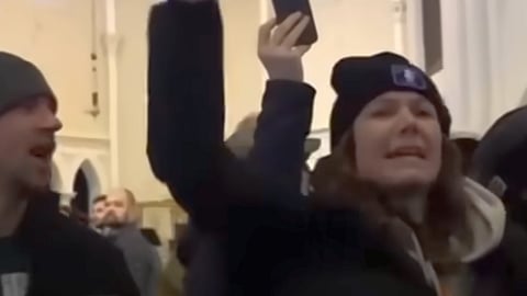 Aktivisterna tog sig in i kyrka mitt under en gudstjänst, skanderade och förolämpade kyrkobesökarna. 