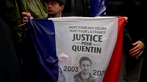 Stämningen är upprörd efter dödsmisshandeln i Lyon och nu pekar Frankrikes regering ut ett vänsterparti som moraliskt ansvariga. 