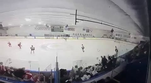 Skärmdump från ishockeymatchen när publiken hör skott avlossas. 
