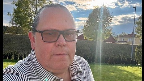 Magnus Lennartsson tvingas lämna sina fackliga uppdrag på grund av engagemanget i SD.