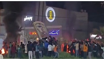 Iranier firar Khameinis död. I Galleh Dār, i provinsen Fars, störtades en staty. 