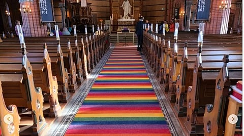 Svenska kyrkans mål är att alla präster ska viga samkönade, något som inte fått genomslag. Bilden är tagen under en regnbågsmässa i Asmundstorp kyrka i Lunds stift i februari i år. 