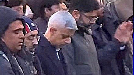 Londons borgmästare Sadiq Khan deltog i den hårt kritiserade massbönen på Trafalgar Square.