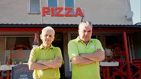 Pizzeriaägarna Vlatko Cavric och Dusko Janjicic är besvikna över att kommunen ska riva pizzerian.
 
